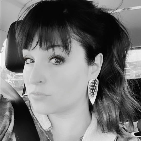 Clay & Confetti feather earrings - Picture 2 of 2